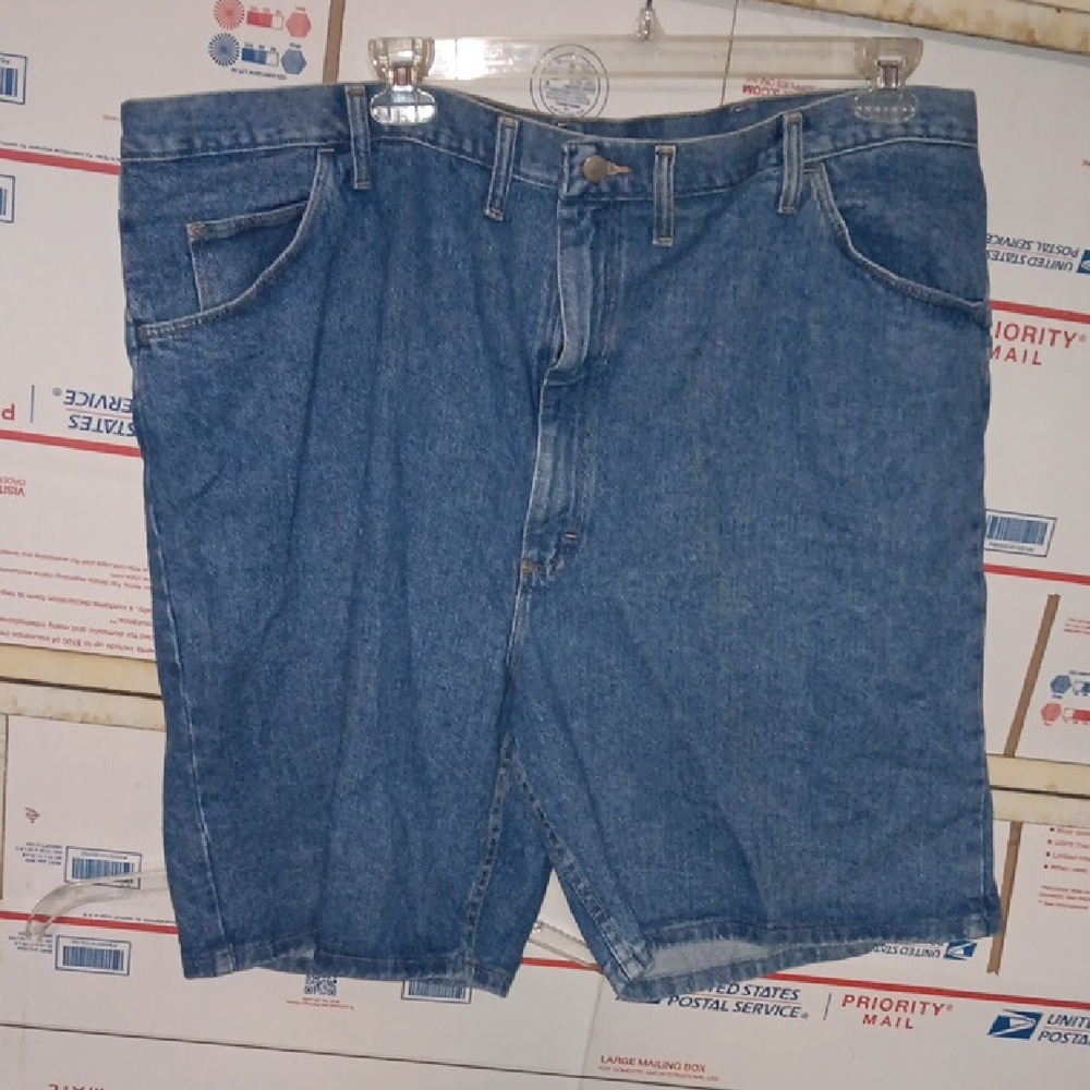 DONT MISS OUT ON THIS ..NWT Wrangler Size 46  Classic Blue Jean Shorts (SKU 514)